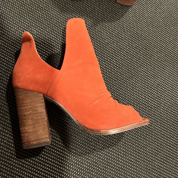 KRISTIN CAVALLARI X CHINESE LAUNDRY RUST SUEDE LASH BOOTIE Sz 5.5 - Picture 3 of 5